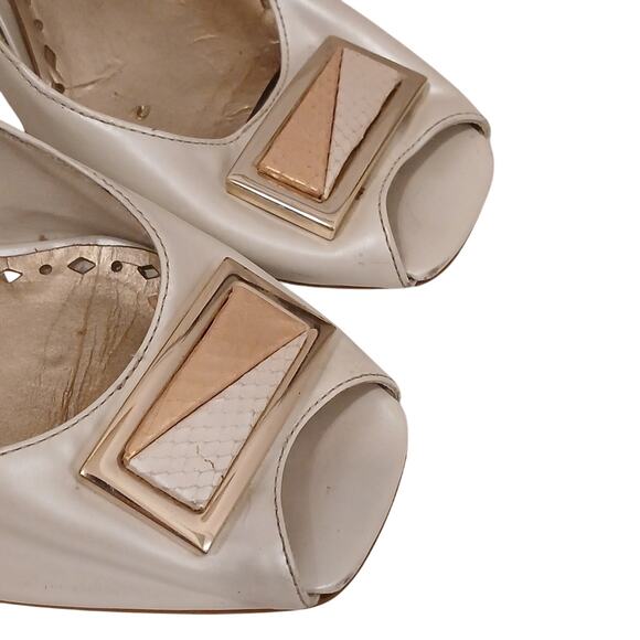 BCBG Leather Heels Open Toe Pumps Sz 10B Ivory Gold Emblem Accent BCBGirls City - Picture 2 of 16